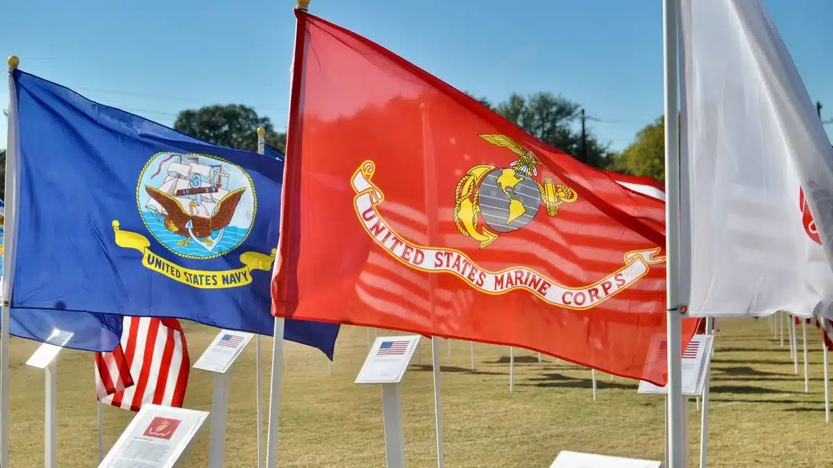 All'esterno c'è una bandiera del Corpo dei Marines degli Stati Uniti, come in molte delle basi militari statunitensi in tutto il mondo in cui PostFromUS effettua spedizioni.