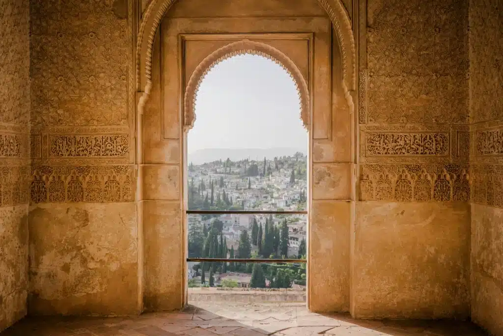 Une porte voûtée dans un site historique en Espagne.