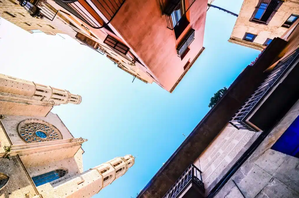 Vue de la rue, de vieux bâtiments espagnols surplombant l'appareil photo sous un ciel bleu. L'expédition vers l'Espagne depuis les États-Unis permet d'acheminer les colis en toute sécurité.