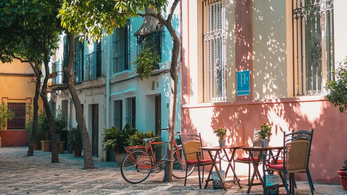 Una cafetería con mobiliario urbano (una mesa de bistro y dos sillas), que es fácil de enviar a España desde EE.UU. si el propietario desea un estilo específico.